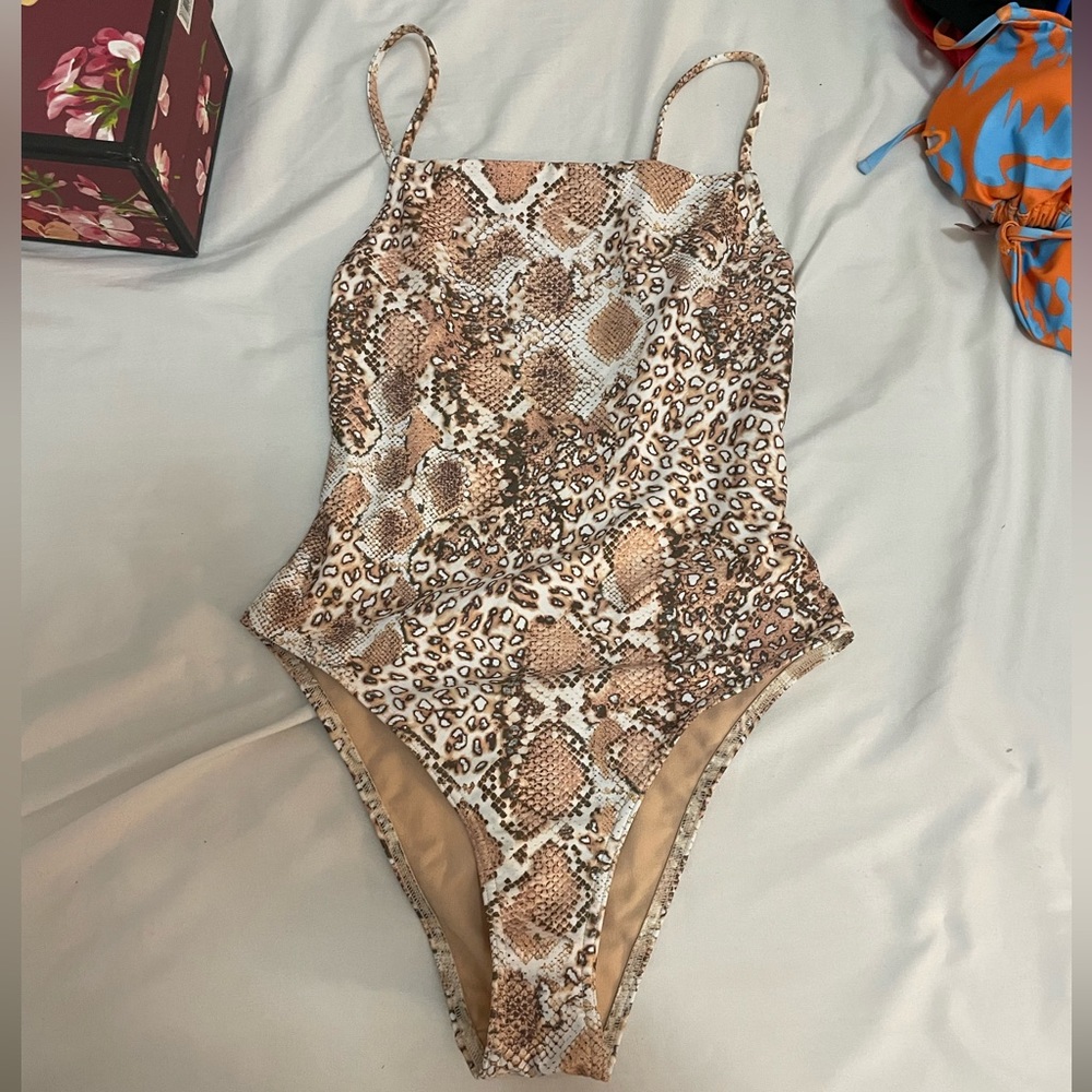 Snakeskin print full piece